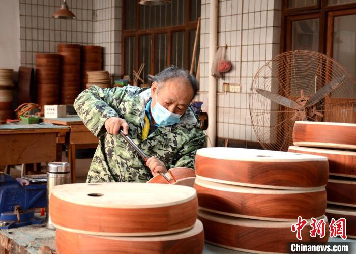 Знакомство с династией мастеров по производству струнных музыкальных инструментов в провинции Хэбэй
