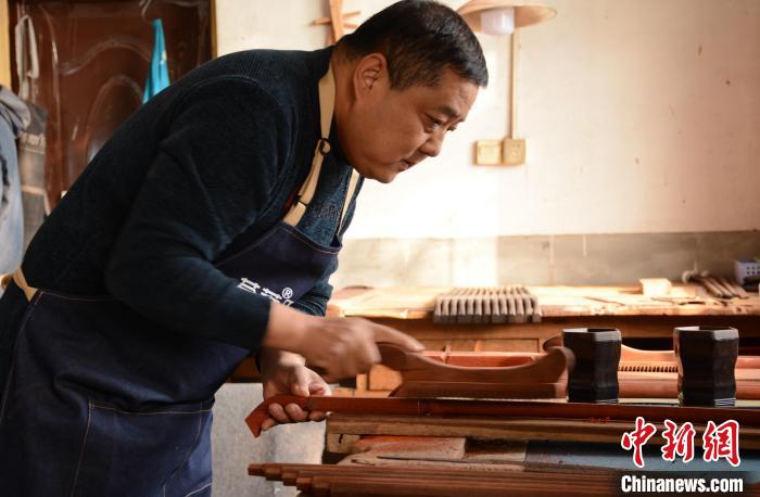 Знакомство с династией мастеров по производству струнных музыкальных инструментов в провинции Хэбэй