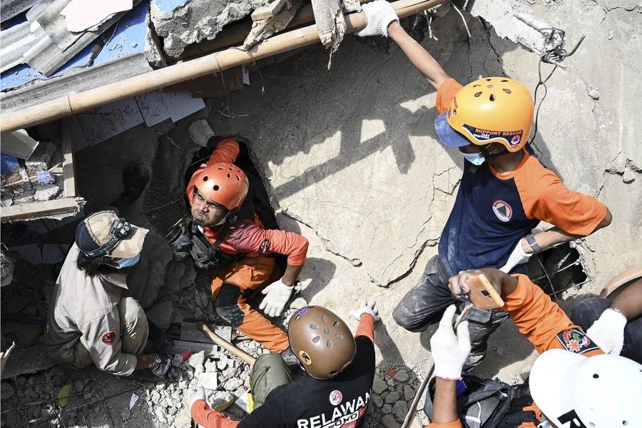 Число погибших в результате землетрясения в Индонезии возросло до 268