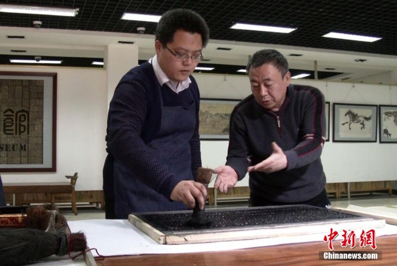 Знакомство с технологией книгопечатания с помощью наборного деревянного шрифта в провинции Хэбэй