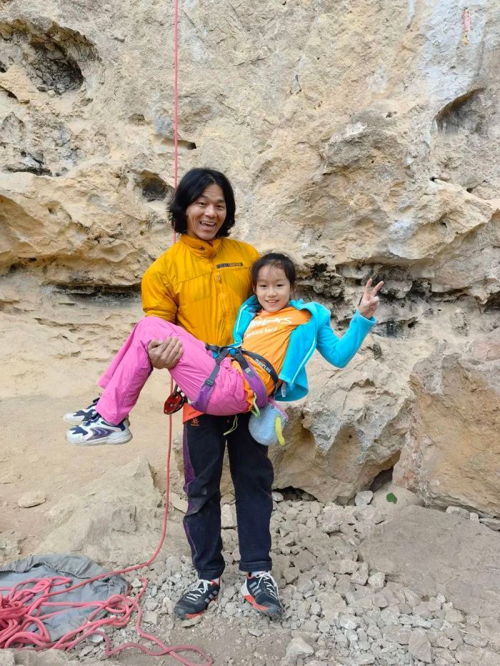 8-летняя девочка побила китайский рекорд по скалолазанию