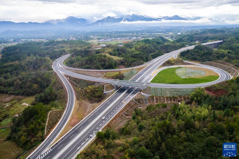 Первая интеллектуальная скоростная автомагистраль в провинции Хунань открылась для движения