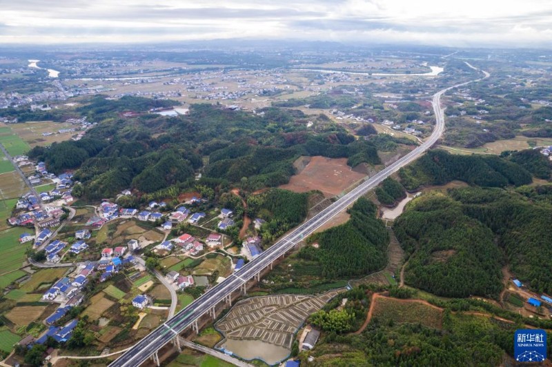 Первая интеллектуальная скоростная автомагистраль в провинции Хунань открылась для движения