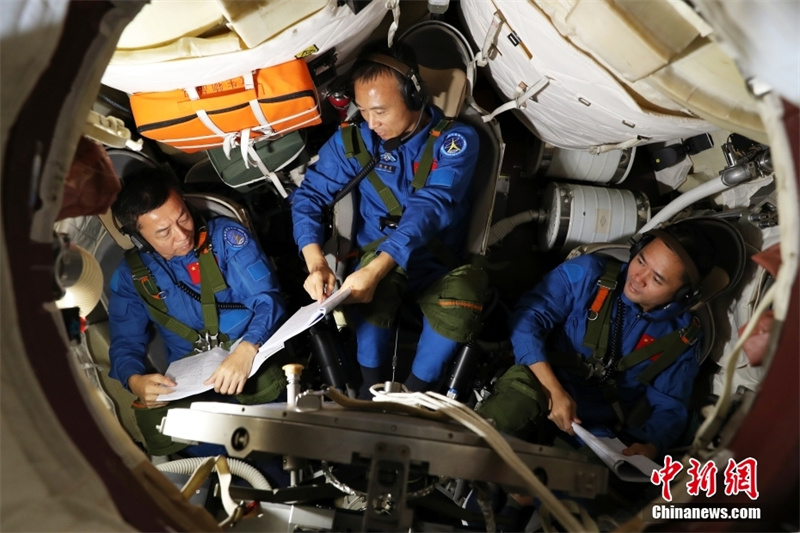 Подготовка членов экипажа «Шэньчжоу-15»