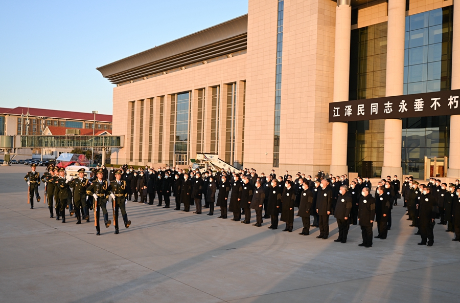 Тело товарища Цзян Цзэминя было перевезено в Пекин