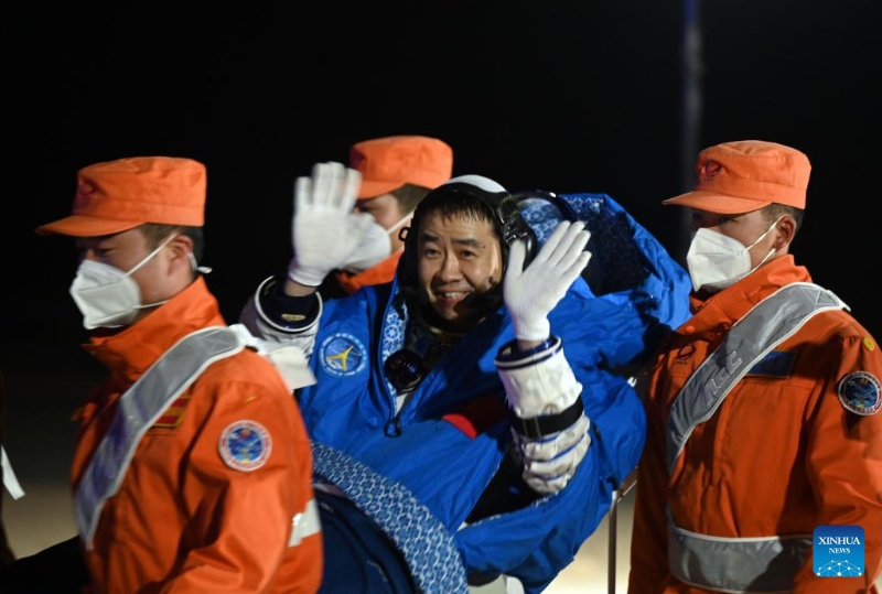 Экипаж китайского корабля "Шэньчжоу-14" благополучно вернулся на Землю