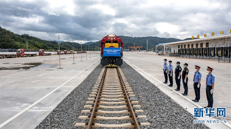 В Китай прибыл первый поезд прямого сообщения, доставивший импортные фрукты по железной дороге Китай-Лаос