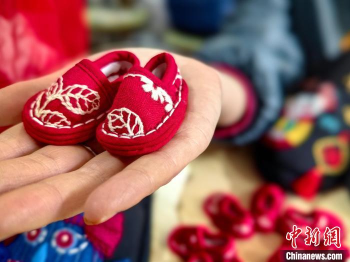Город Хэцзэ провинции Шаньдун – рынок традиционной матерчатой обуви