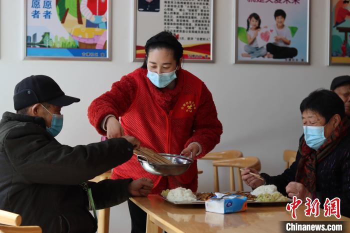 В уезде Фэйси провинции Аньхой построены столовые для пожилых людей