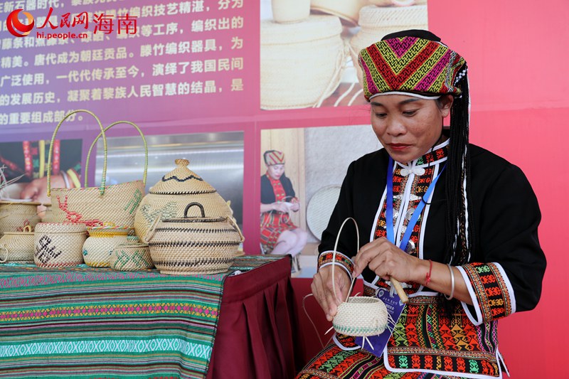 Выставка культуры народности Ли и Мяо на 21-й ежегодной конференции Международной федерации предпринимателей Чаочжоу