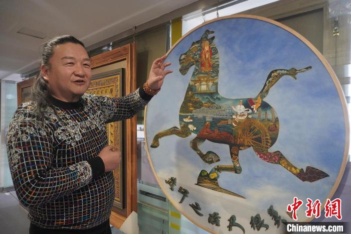Ланьчжоуский мастер Ли Хаймин показывает историю провинции Ганьсу на филигранных эмалевых фресках