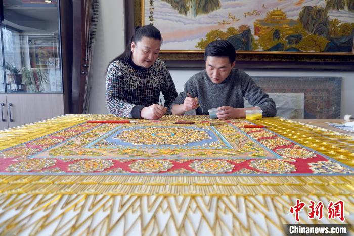 Ланьчжоуский мастер Ли Хаймин показывает историю провинции Ганьсу на филигранных эмалевых фресках