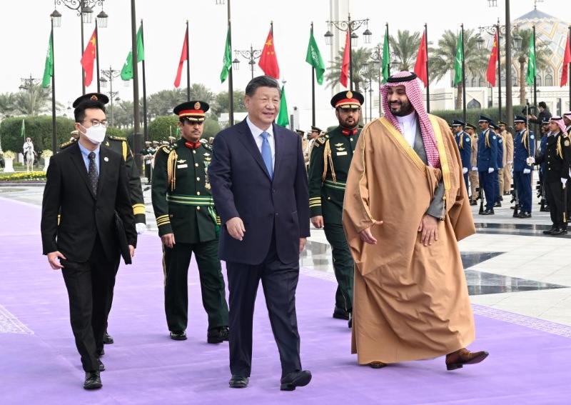 Си Цзиньпин принял участие в торжественной церемонии встречи, проведенной наследным принцем Саудовской Аравии