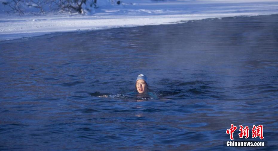 Любители зимнего плавания бросили вызов морозу