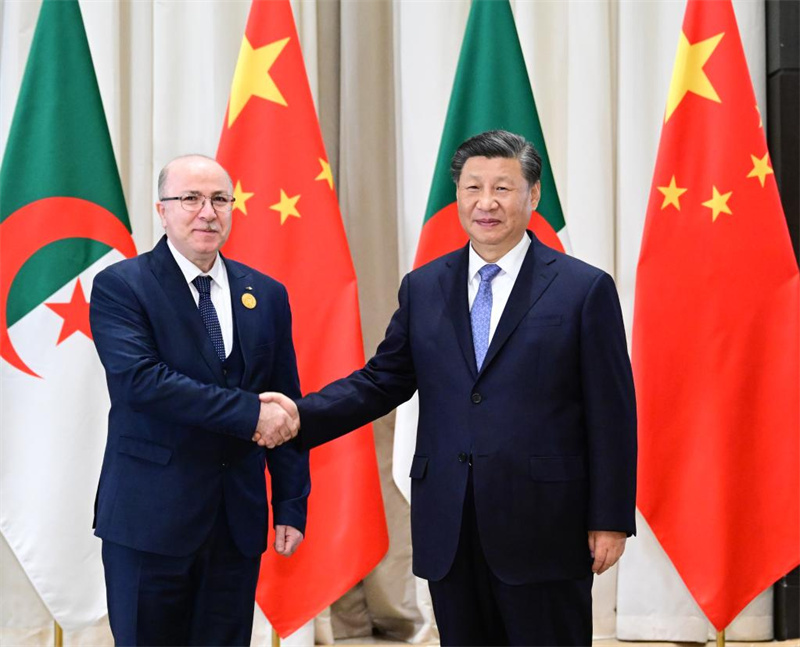 Си Цзиньпин провел встречу с премьер-министром Алжира