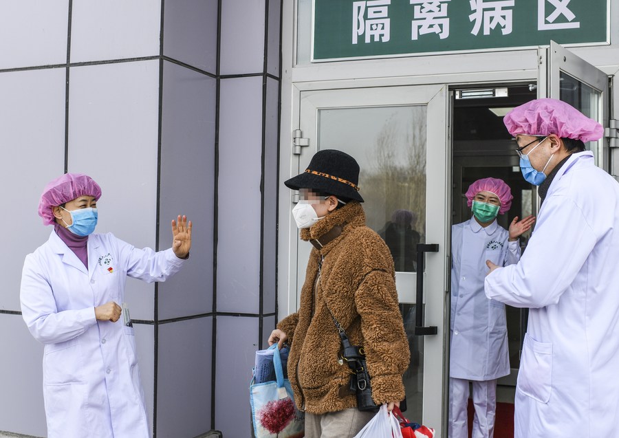 11 февраля 2020 года, медицинские работники прощаются с излечившимся от COVID-19 пациентом в больнице в Урумчи, административном центре Синьцзян-Уйгурского автономного района. /Фото: Синьхуа/