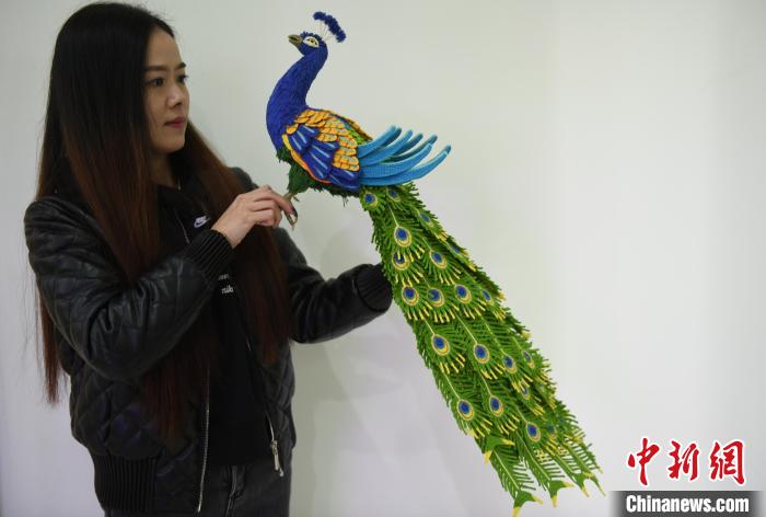 Китаянка мастерски вяжет растения и животных крючком