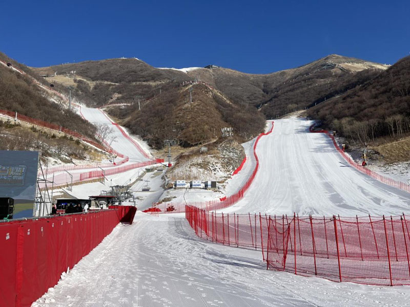 Лыжные трассы Национального горнолыжного центра Пекина открылись для посетителей