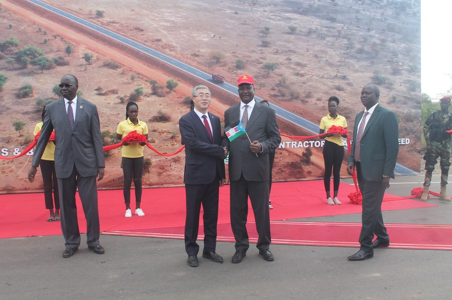 Президент Южного Судана дал старт движению по участку современной дороги, строящейся Китаем