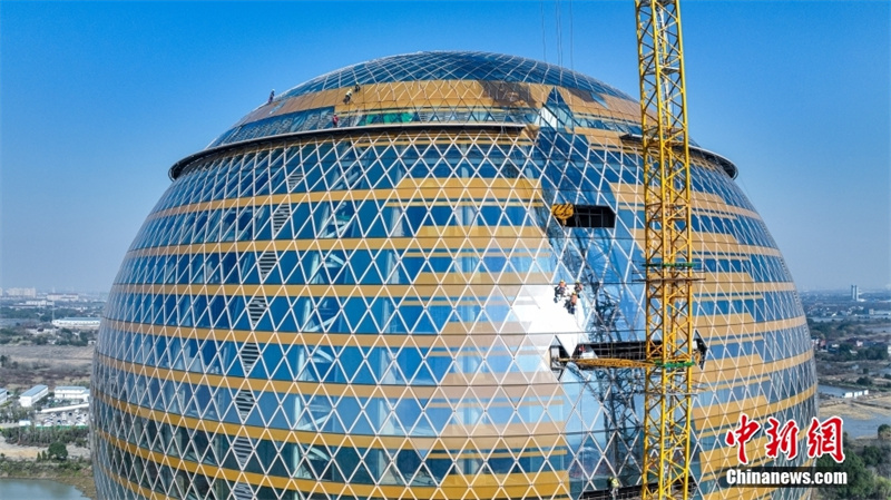 В Юго-Восточном Китае возведены стеклянные стены крупного сферического здания