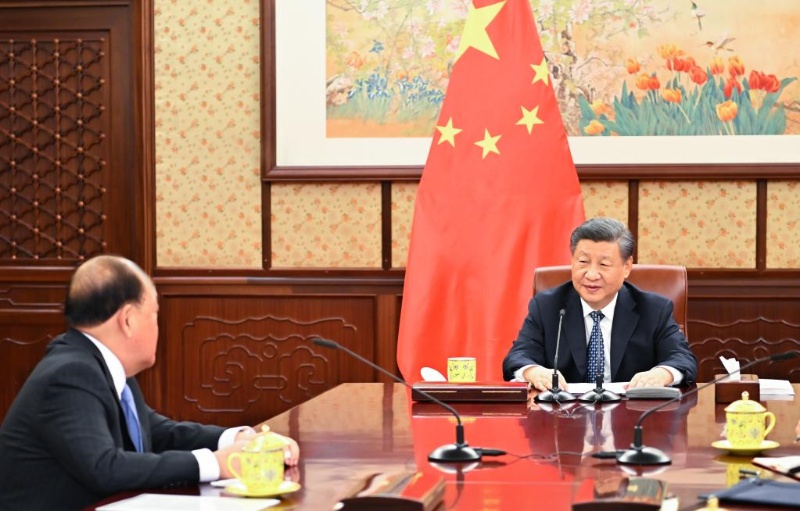 Си Цзиньпин встретился с главой администрации САР Аомэнь Хэ Ичэном