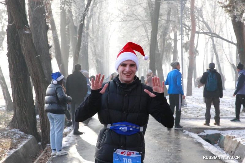 В Бишкеке прошел предновогодний забег Santa Run