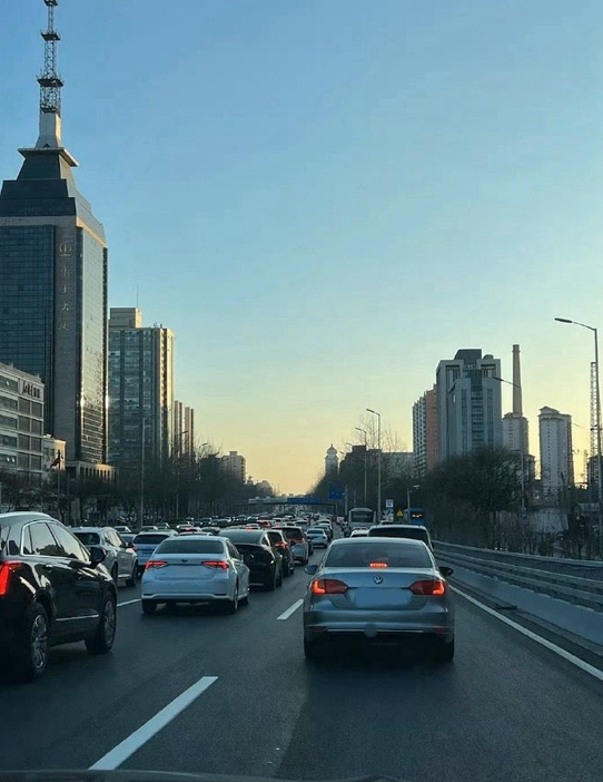 Ускоренные темпы возобновления работы и производства привели к пробкам на дорогах Пекина