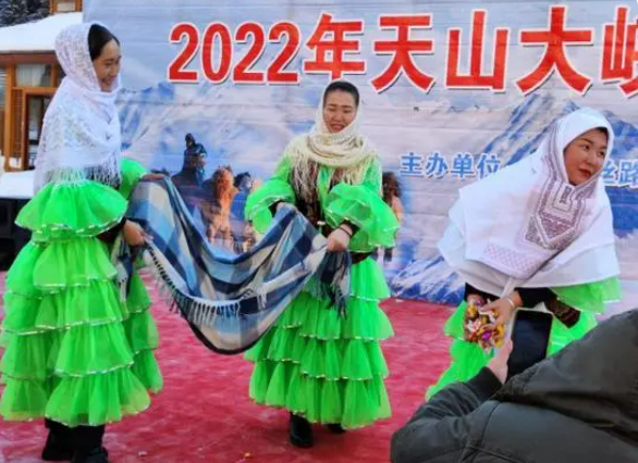 Китайские казахи из Синьцзяна празднуют фестиваль зимнего забоя скота