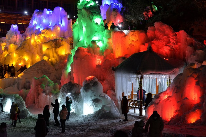 Туристы любуются цветными новогодними ледопадами в провинции Ганьсу