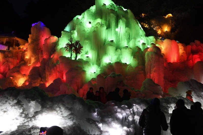 Туристы любуются цветными новогодними ледопадами в провинции Ганьсу