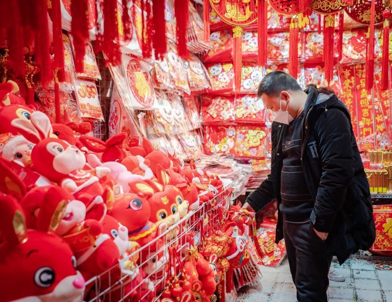 В городе Чунцин продают новогодние украшения