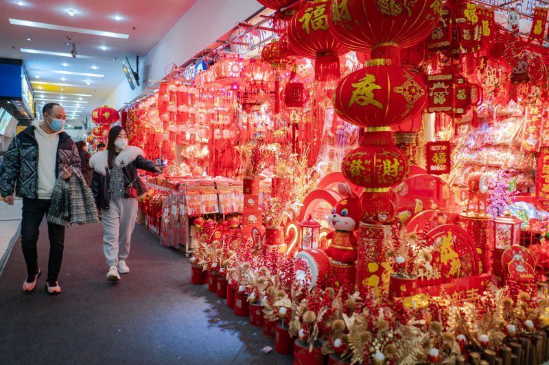 В городе Чунцин продают новогодние украшения