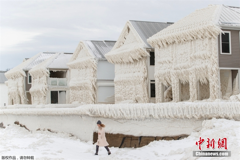 Зимняя буря превратила дома в Канаде в «ледяные избушки»