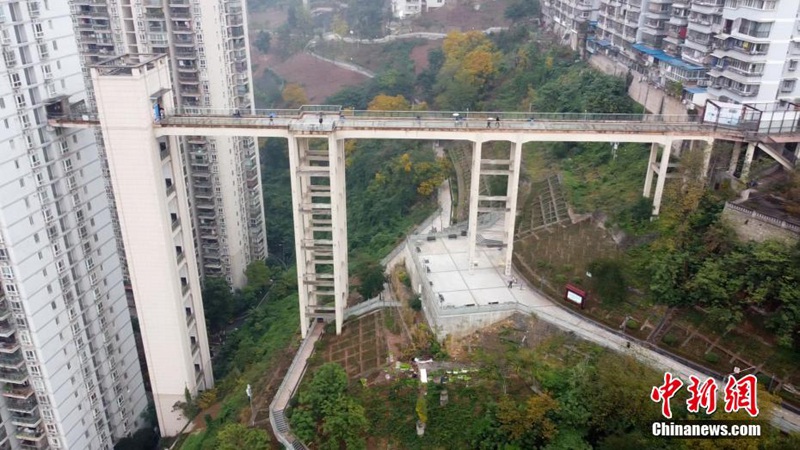 Для удобства местных жителей в уездном городке Чунцина был построен подвесной надземный мост