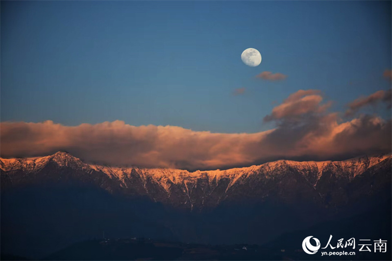 Солнце и луна освещают вершину горы Цан в провинции Юньнань