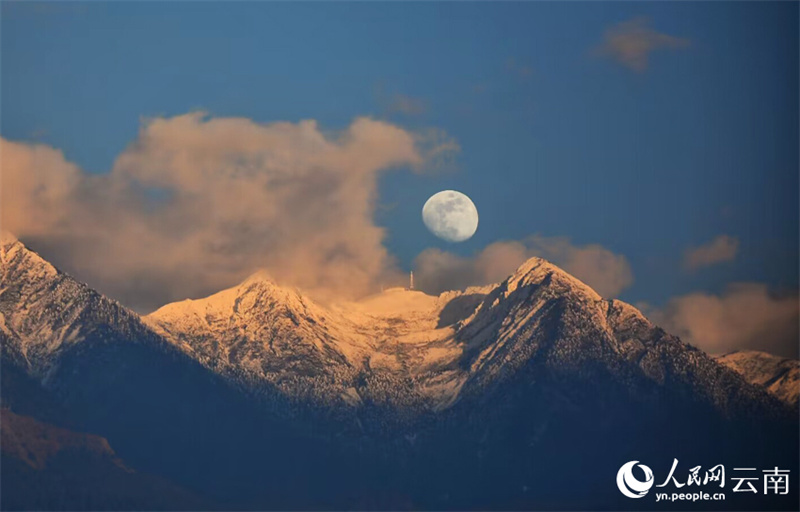 Солнце и луна освещают вершину горы Цан в провинции Юньнань