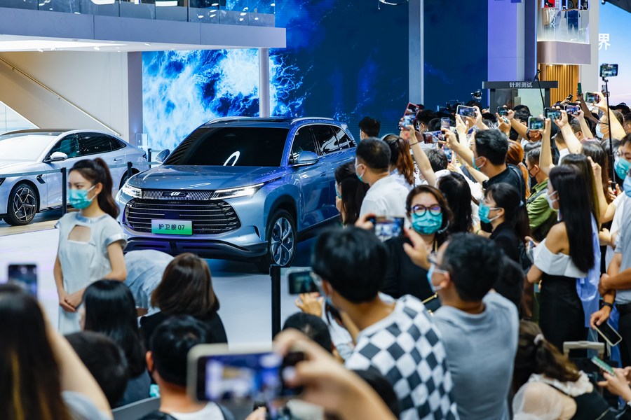 26 августа 2022 года, выставочный павильон компании BYD, ведущего китайского производителя автомобилей на новых источниках энергии, на Чэндуском автосалоне в городе Чэнду провинции Сычуань /Юго-Западный Китай/. /Фото: Синьхуа/