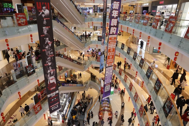 1 января 2023 года, посетители одного из торговых центров в городе Куньмин пров. Юньнань /Юго-Западный Китай/. /Фото: Синьхуа/