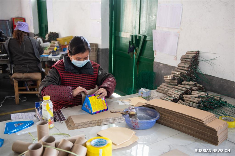 На предприятиях по производству пиротехники в китайском городе Люян готовят продукцию для встречи традиционного Нового года