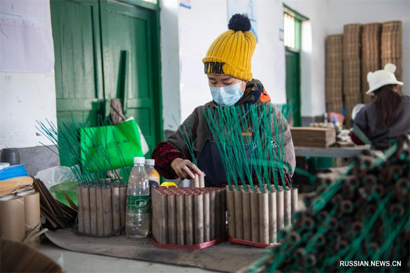 На предприятиях по производству пиротехники в китайском городе Люян готовят продукцию для встречи традиционного Нового года