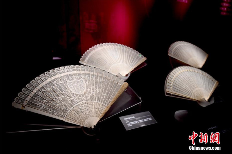В Чэнду открылась выставка китайских вееров 18-19 веков