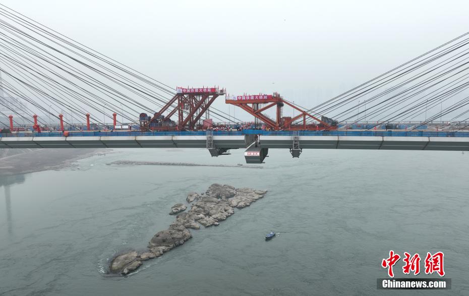 В Чунцине успешно выполнено смыкание моста через реку Янцзы 