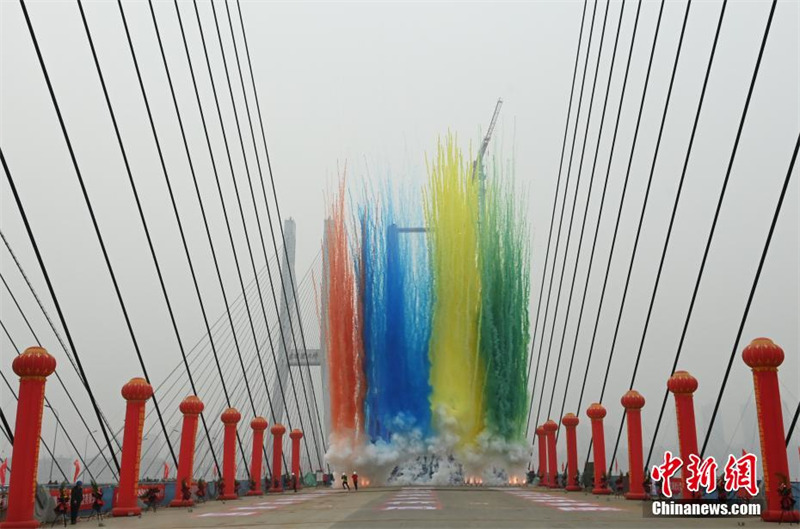 В Чунцине успешно выполнено смыкание моста через реку Янцзы 