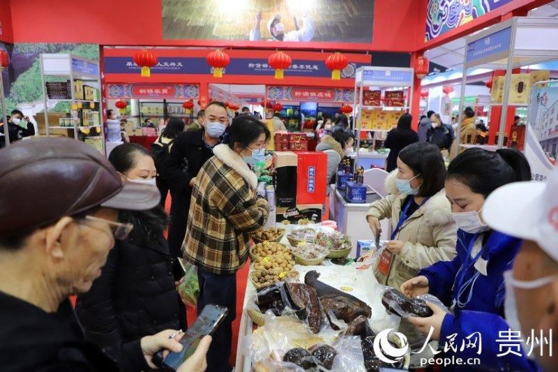 В уезде Гуйян провинции Гуйчжоу состоялась ярмарка новогодних товаров. Фото: «Жэньминьван» Гу Ланьюнь