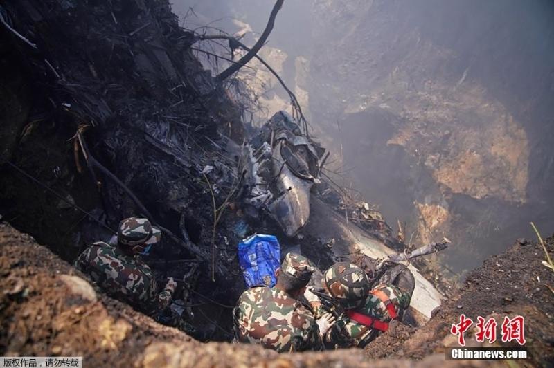 68 тел извлечено с места авиакатастрофы в Непале