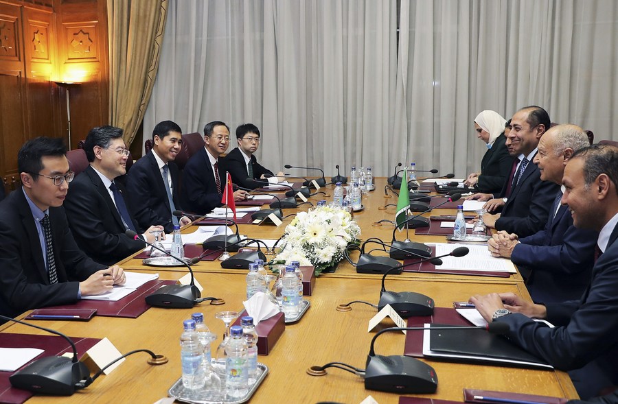 15 января, Каир. Министр иностранных дел Китая Цинь Ган /второй слева/ и генсек ЛАГ Ахмед Абу аль-Гейт /второй справа/ на переговорах. /Фото: Синьхуа/