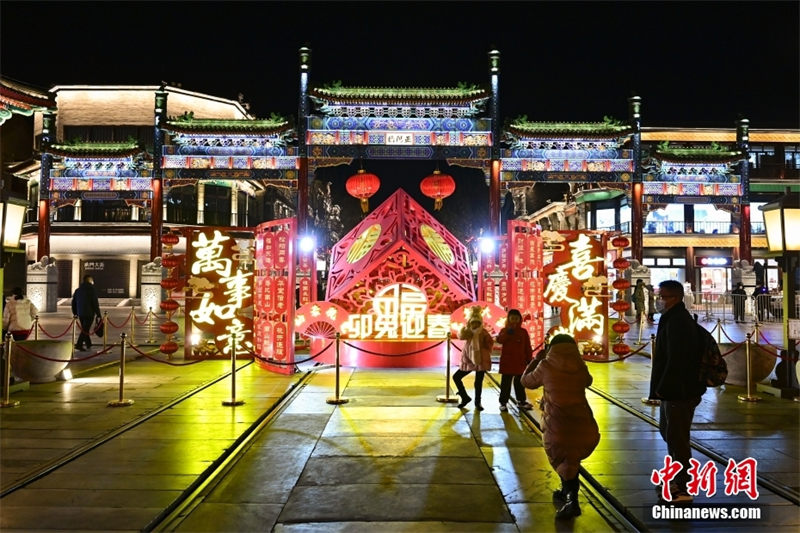 Пекин яркими огнями встречает праздник Весны