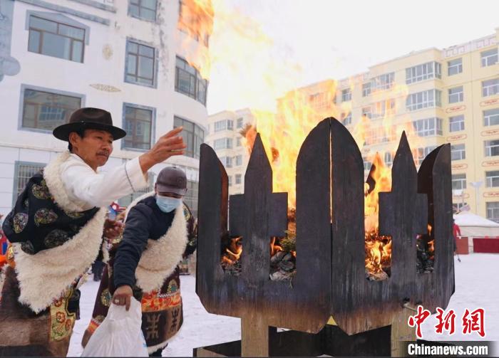 В провинции Цинхай местные жители отмечают праздник почитания огня 