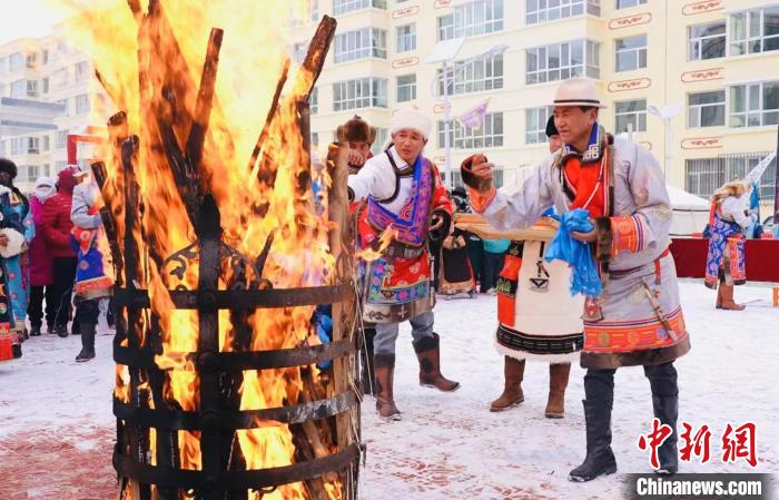 В провинции Цинхай местные жители отмечают праздник почитания огня 