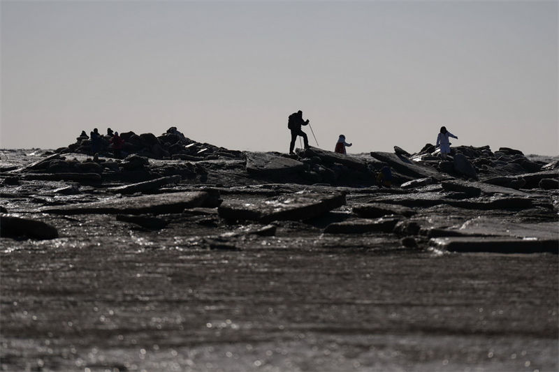 Соревнования по пересечению ледовой переправы на самой северной морской береговой линии Китая